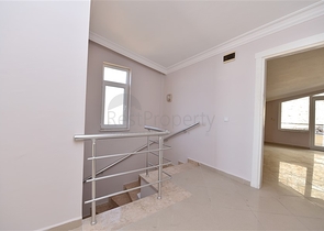 اطلالة بحر وقلعة - دوبلكس عائلية واسعة - 3 غرف وصالة - في مركز الانيا 