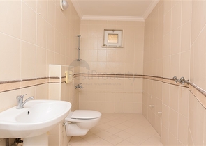 اطلالة بحر وقلعة - دوبلكس عائلية واسعة - 3 غرف وصالة - في مركز الانيا 