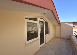 اطلالة بحر وقلعة - دوبلكس عائلية واسعة - 3 غرف وصالة - في مركز الانيا 