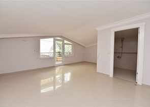 اطلالة بحر وقلعة - دوبلكس عائلية واسعة - 3 غرف وصالة - في مركز الانيا 