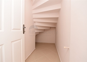 اطلالة بحر وقلعة - دوبلكس عائلية واسعة - 3 غرف وصالة - في مركز الانيا 