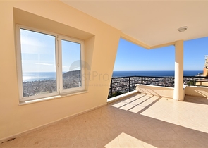 اطلالة بحر وقلعة - دوبلكس عائلية واسعة - 3 غرف وصالة - في مركز الانيا 