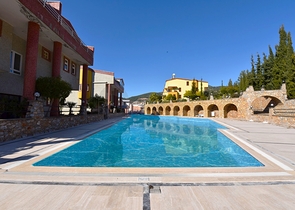 اطلالة بحر وقلعة - دوبلكس عائلية واسعة - 3 غرف وصالة - في مركز الانيا 