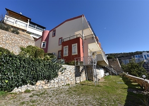 اطلالة بحر وقلعة - دوبلكس عائلية واسعة - 3 غرف وصالة - في مركز الانيا 