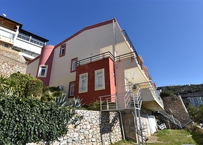 اطلالة بحر وقلعة - دوبلكس عائلية واسعة - 3 غرف وصالة - في مركز الانيا 