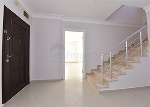 اطلالة بحر وقلعة - دوبلكس عائلية واسعة - 3 غرف وصالة - في مركز الانيا 