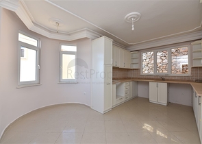 اطلالة بحر وقلعة - دوبلكس عائلية واسعة - 3 غرف وصالة - في مركز الانيا 