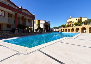 اطلالة بحر وقلعة - دوبلكس عائلية واسعة - 3 غرف وصالة - في مركز الانيا 