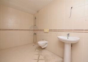 اطلالة بحر وقلعة - دوبلكس عائلية واسعة - 3 غرف وصالة - في مركز الانيا 