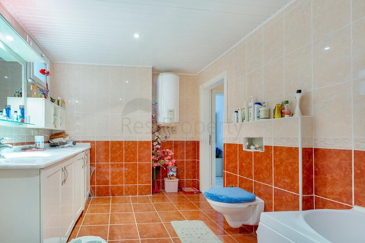 ضمن اول صف على البحر - شقة غرفتين وصالة -مفروشة - في مهموتلار / الانبا 