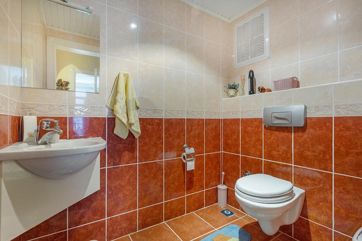 ضمن اول صف على البحر - شقة غرفتين وصالة -مفروشة - في مهموتلار / الانبا 