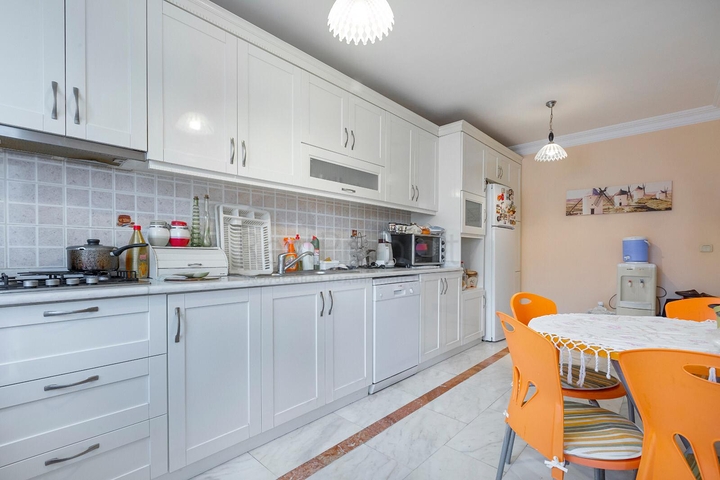 ضمن اول صف على البحر - شقة غرفتين وصالة -مفروشة - في مهموتلار / الانبا 