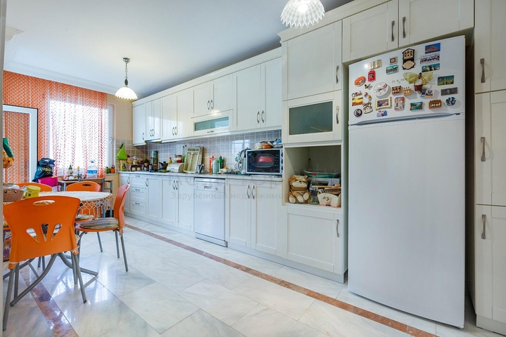 ضمن اول صف على البحر - شقة غرفتين وصالة -مفروشة - في مهموتلار / الانبا 