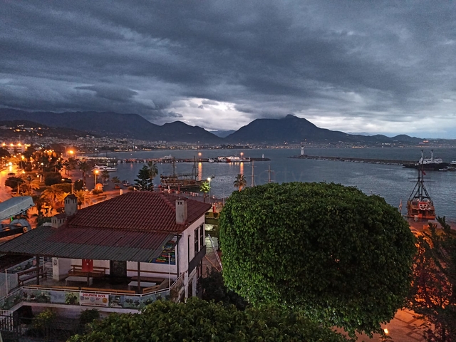 اطلالة بحر وميناء - شقة عائلية واسعة - مفروشة - في مركز الانيا 