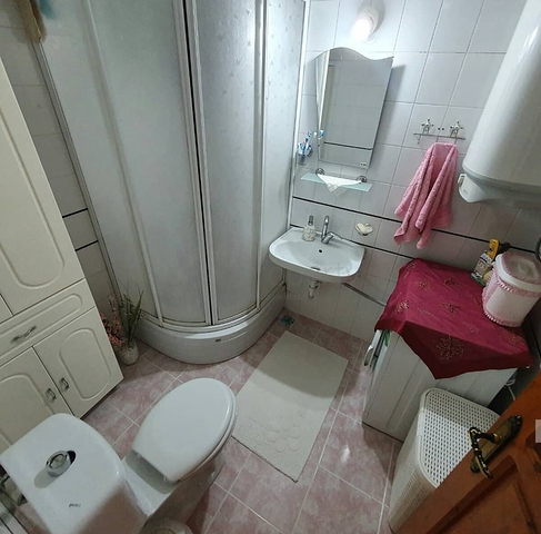 اطلالة بحر وميناء - شقة عائلية واسعة - مفروشة - في مركز الانيا 