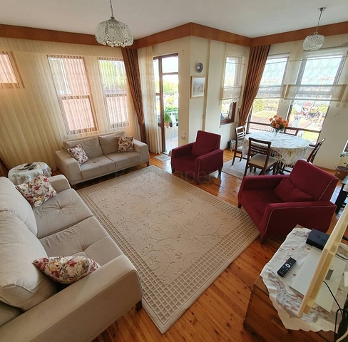 اطلالة بحر وميناء - شقة عائلية واسعة - مفروشة - في مركز الانيا 