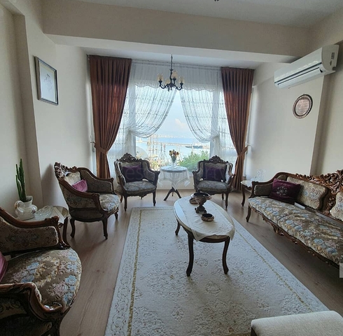 اطلالة بحر وميناء - شقة عائلية واسعة - مفروشة - في مركز الانيا 