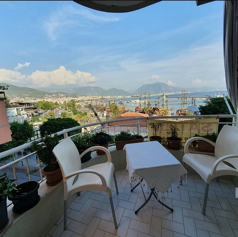 اطلالة بحر وميناء - شقة عائلية واسعة - مفروشة - في مركز الانيا 