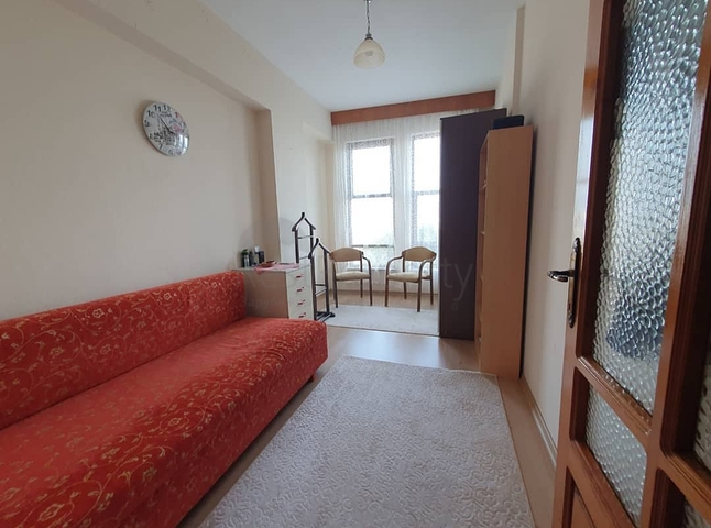 اطلالة بحر وميناء - شقة عائلية واسعة - مفروشة - في مركز الانيا 