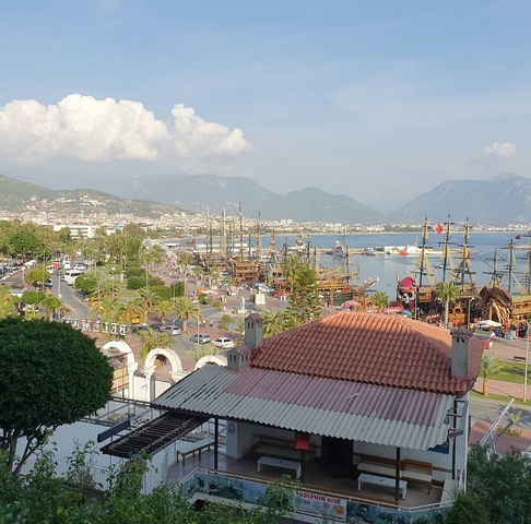 اطلالة بحر وميناء - شقة عائلية واسعة - مفروشة - في مركز الانيا 