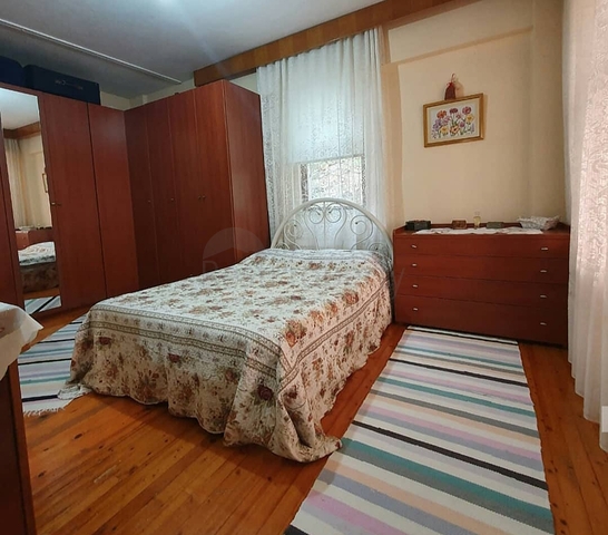 اطلالة بحر وميناء - شقة عائلية واسعة - مفروشة - في مركز الانيا 