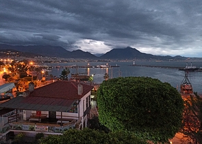 اطلالة بحر وميناء - شقة عائلية واسعة - مفروشة - في مركز الانيا 