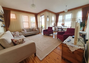 اطلالة بحر وميناء - شقة عائلية واسعة - مفروشة - في مركز الانيا 