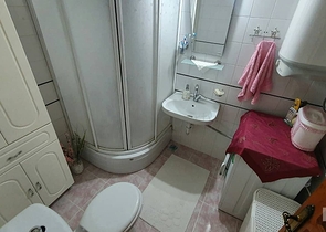 اطلالة بحر وميناء - شقة عائلية واسعة - مفروشة - في مركز الانيا 