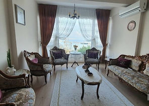 اطلالة بحر وميناء - شقة عائلية واسعة - مفروشة - في مركز الانيا 