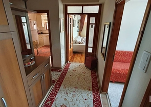 اطلالة بحر وميناء - شقة عائلية واسعة - مفروشة - في مركز الانيا 