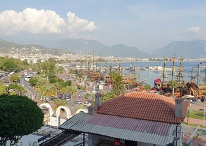 اطلالة بحر وميناء - شقة عائلية واسعة - مفروشة - في مركز الانيا 