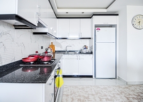 ضمن مجمع سكني حديث - شقق غرفة وصالة - مع اطلالة بحر -مهموتلار / الانيا 