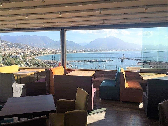 مطعم باطلالة بحر وميناء في مركز مدينة الانيا 