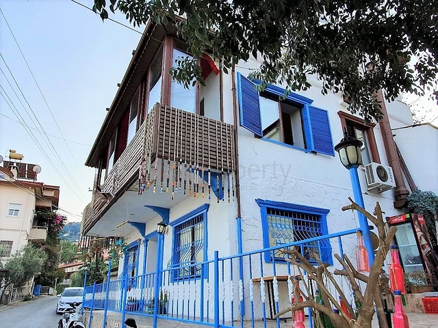 مطعم باطلالة بحر وميناء في مركز مدينة الانيا 