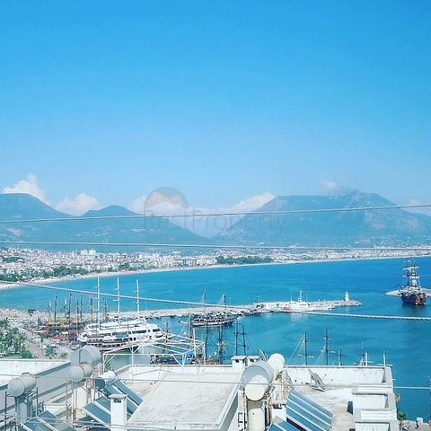 مطعم باطلالة بحر وميناء في مركز مدينة الانيا 