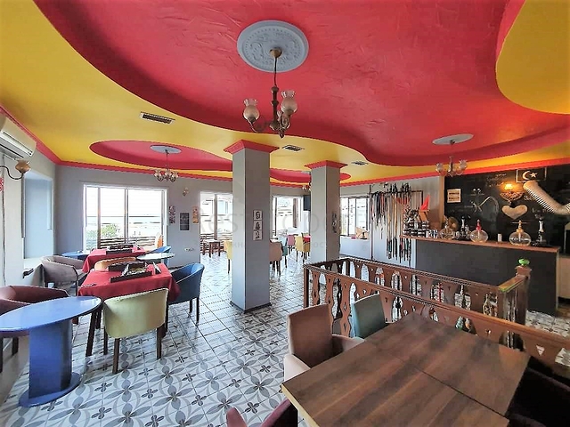 مطعم باطلالة بحر وميناء في مركز مدينة الانيا 