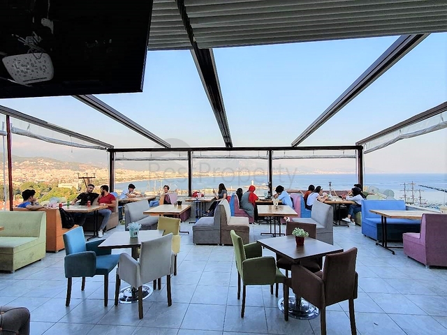 مطعم باطلالة بحر وميناء في مركز مدينة الانيا 