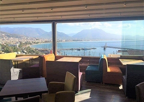 مطعم باطلالة بحر وميناء في مركز مدينة الانيا 