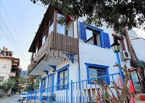 مطعم باطلالة بحر وميناء في مركز مدينة الانيا 