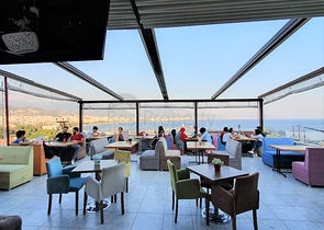 مطعم باطلالة بحر وميناء في مركز مدينة الانيا 