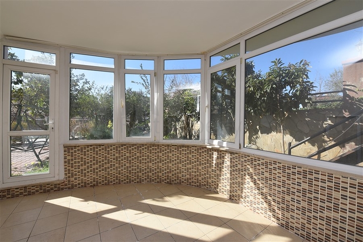 شقة عائلية واسعة بسعر مميز - في مركز الانيا 