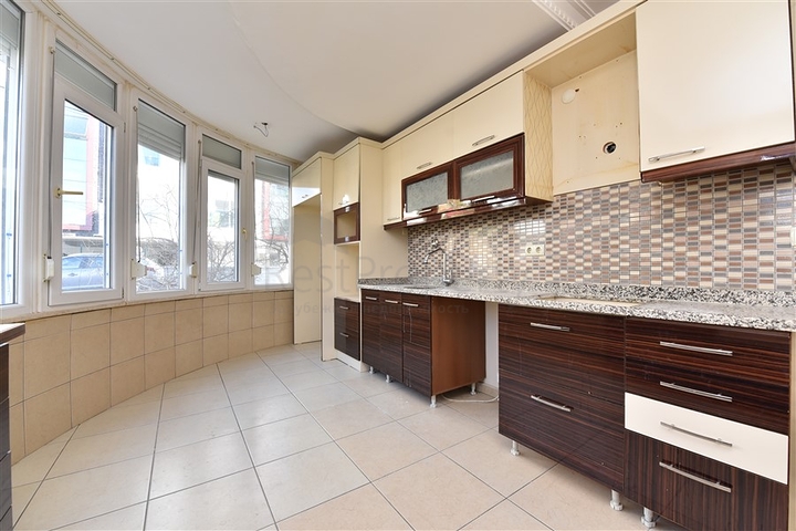 شقة عائلية واسعة بسعر مميز - في مركز الانيا 