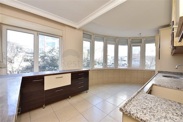 شقة عائلية واسعة بسعر مميز - في مركز الانيا 