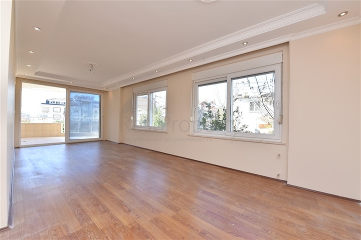 شقة عائلية واسعة بسعر مميز - في مركز الانيا 