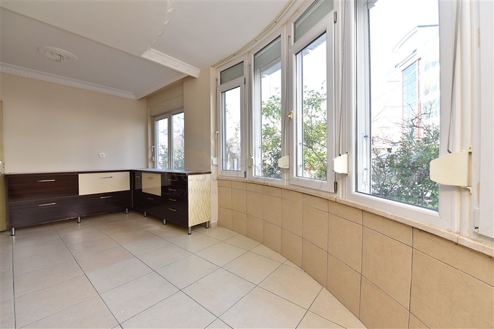 شقة عائلية واسعة بسعر مميز - في مركز الانيا 