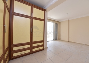 شقة عائلية واسعة بسعر مميز - في مركز الانيا 