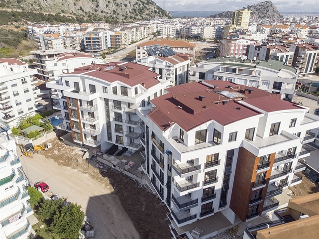 شقق 1 + 1 و 2 + 1 في منزل جديد في هورم كونيالتي أنطاليا