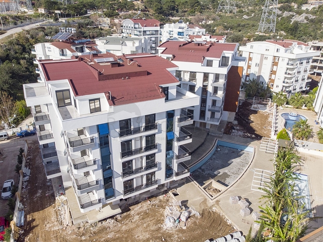 شقق 1 + 1 و 2 + 1 في منزل جديد في هورم كونيالتي أنطاليا