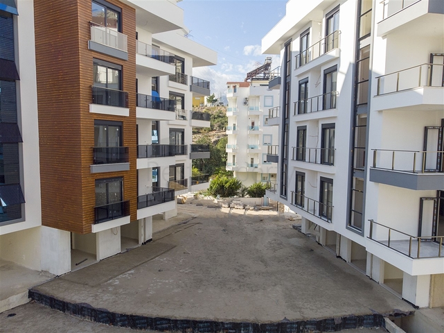 شقق 1 + 1 و 2 + 1 في منزل جديد في هورم كونيالتي أنطاليا