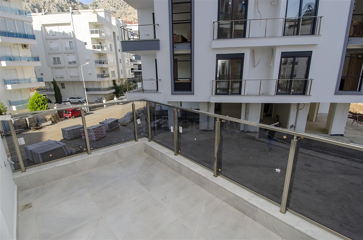 شقق 1 + 1 و 2 + 1 في منزل جديد في هورم كونيالتي أنطاليا